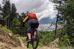 Trail mit Blick auf Innsbruck